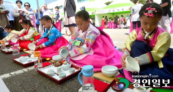 ▲ 19일 오후 인천시 연수구 가천대 메디컬캠퍼스에서 열린 ‘제16회 전국 인설차문화전·차예절 경연대회’에 참가한 유치부 어린이들이 정성스럽게 차를 준비하고 있다.  /임순석기자 sseok@kyeongin.com