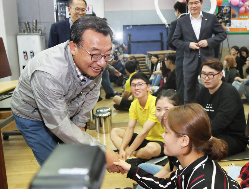 탈북 청소년 대안학교 방문한 이정현<YONHAP NO-1695>