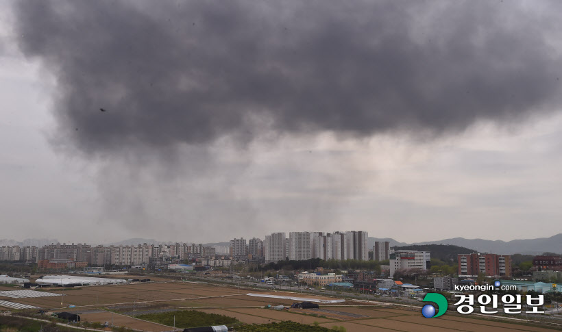 [경인포토]검은 연기 뒤덮은 화성 봉담읍 화재현장