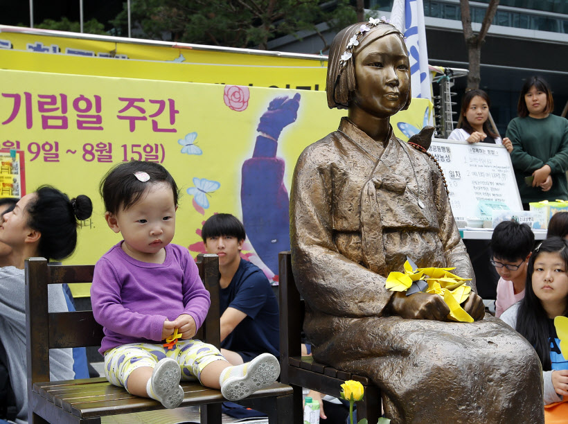 소녀상 옆의 아기