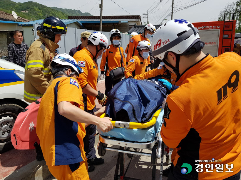 양주 주택가 폭발사고 긴급 이송되는 사망자