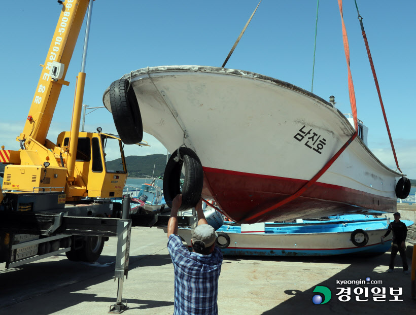 [경인포토]태풍 솔릭 북상 '비상'…어선들 안전한 육지로 이동