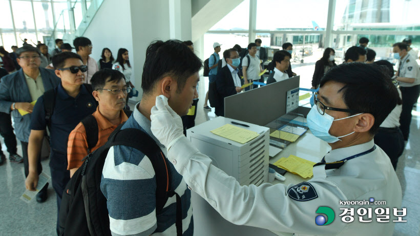 '메르스 비상', 정신없이 바빠진 인천공항 입국 방역심사대