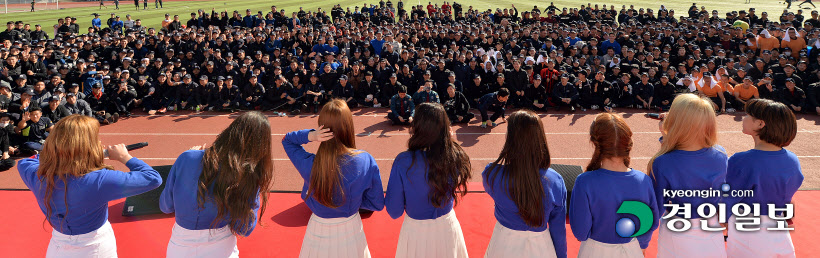 [경인포토]의경오빠들 시선 사로잡는 '모모랜드'