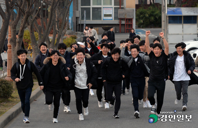 [경인포토]수능 종료시간, 환호하며 뛰어나오는 수험생들