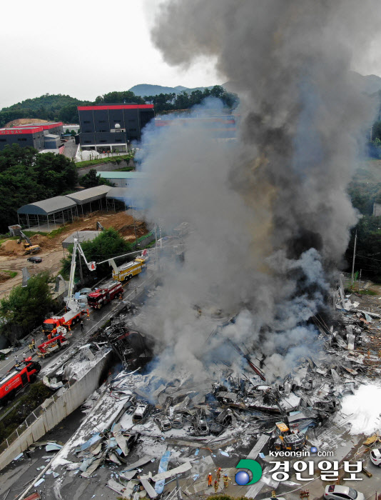 [경인포토]안성 제지공장 화재… 132명 동원 진화 노력