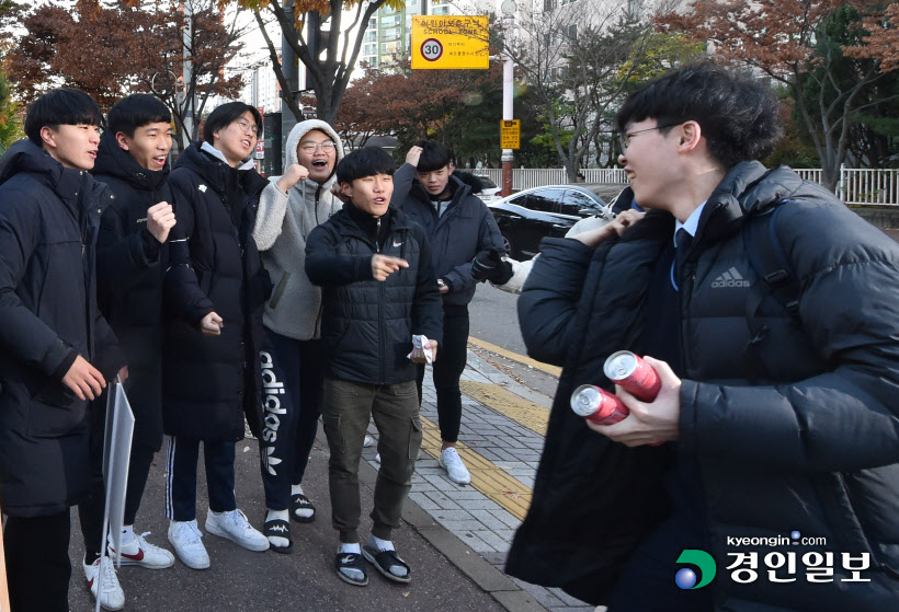 [경인포토]후배들의 열정적인 수능 대박 응원