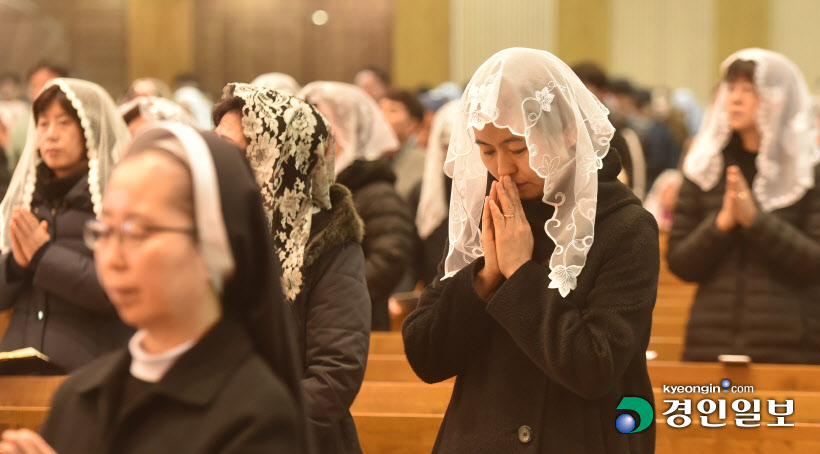 [경인포토]성탄절, 기도하는 천주교 신자들