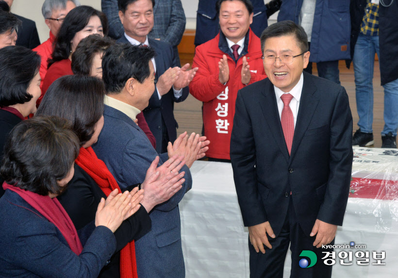 [경인포토]인사하는 황교안 대표