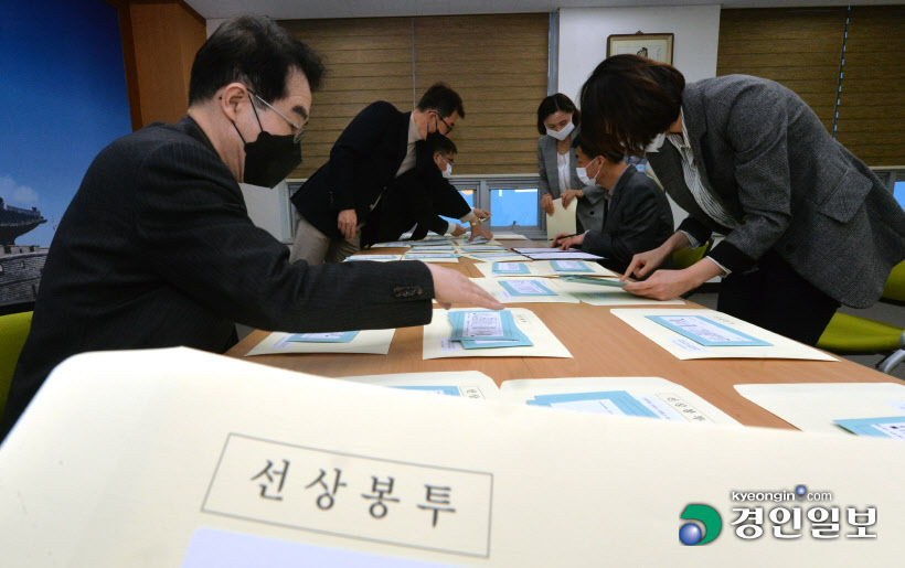 [경인포토]선상 투표용지 분류하는 선관위원들