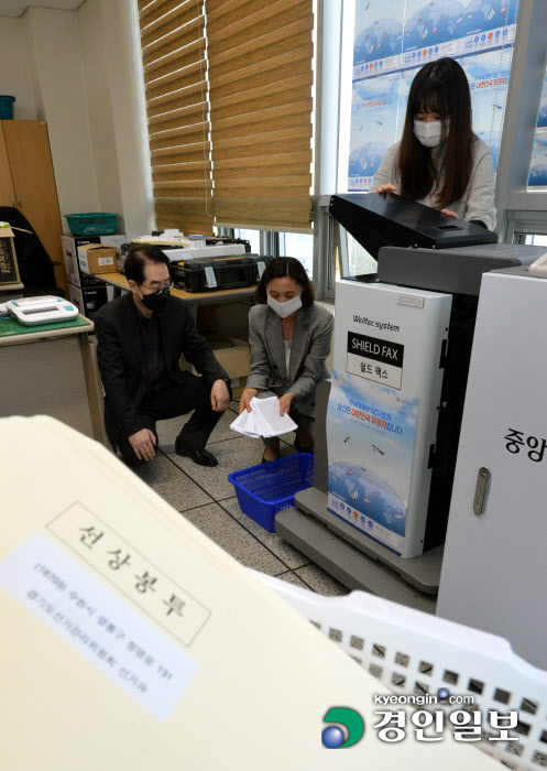 [경인포토]배 위에서 날아든 소중한 한 표