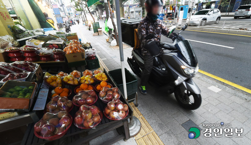 가로막힌 시각장애인 점자블록