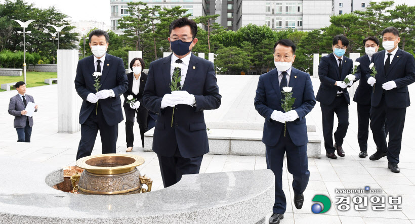 [경인포토]경기도의회 민주당 후반기 대표단 현충탑 참배