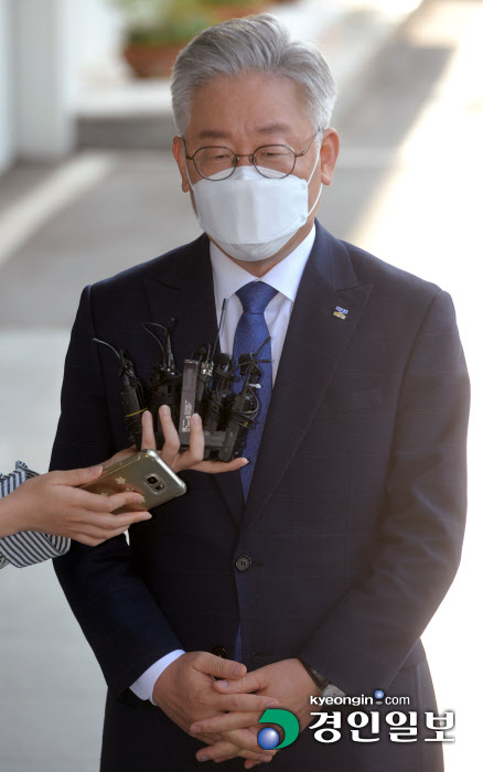 [경인포토]대법원 선고날 기자질문 답하는 이재명 경기도지사