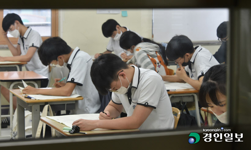 [경인포토] 고등학교 3학년 대상 전국연합학력평가 실시