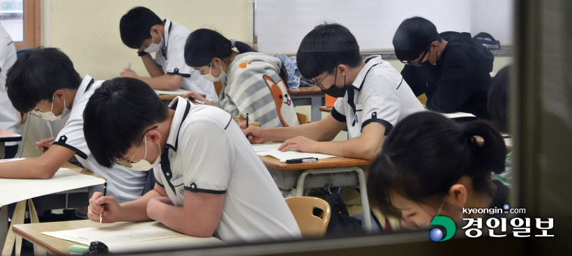 [경인포토] 시험에 열중하는 고3학생들