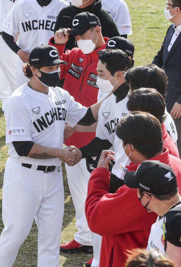 Shin-soo Choo joins SSG Landers practice game…  The 17th concession presents a watch to Lee Taeyang