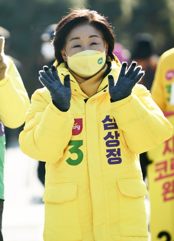 등산객에게 인사하는 심상정 대선후보<YONHAP NO-2114>