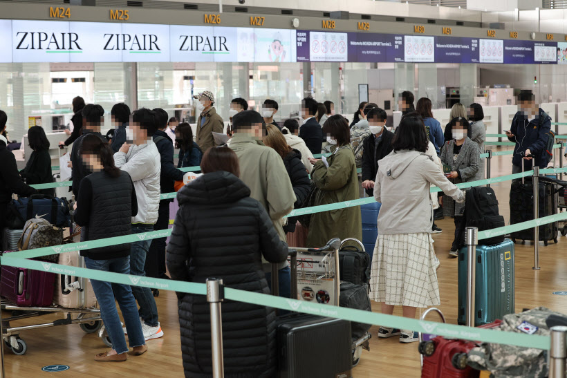 출국 수속 대기하는 공항 이용객들<YONHAP NO-3335>