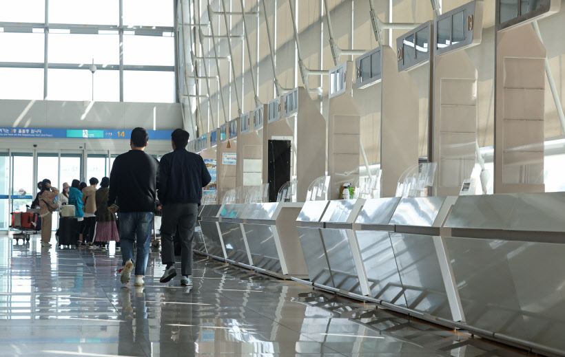 텅 빈 여행사 창구, 늘어나는 공항 이용객<YONHAP NO-5351>