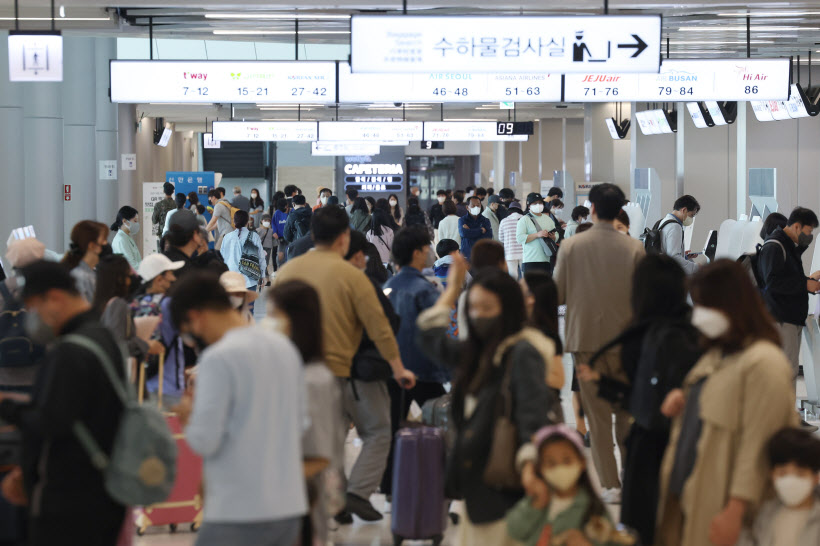 징검다리 연휴 앞두고 공항 '북적'<YONHAP NO-4590>