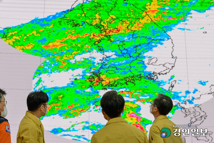 경기도 재난안전대책본부 비상 2단계 격상 (7)