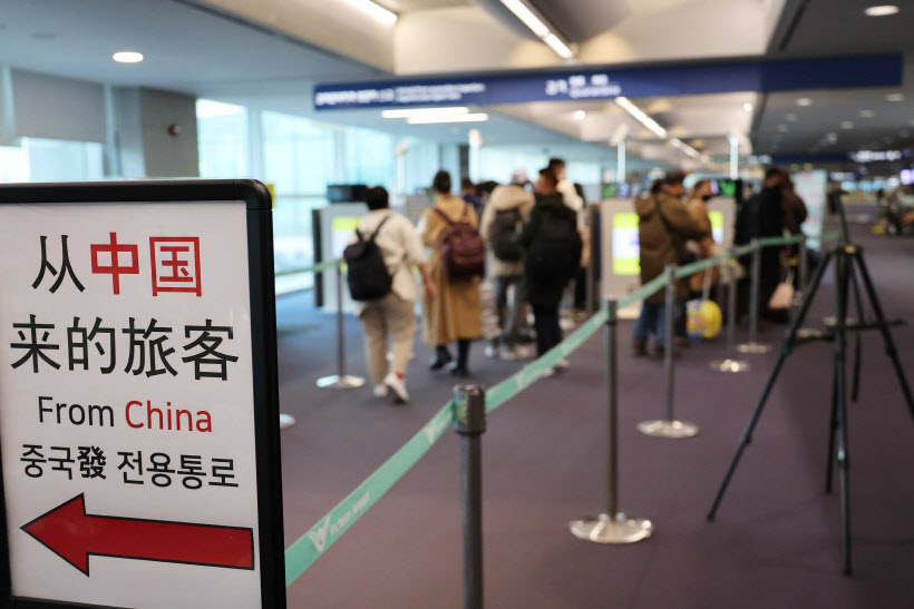 '중국發 전용통로' 안내문이 설치된 인천국제공항