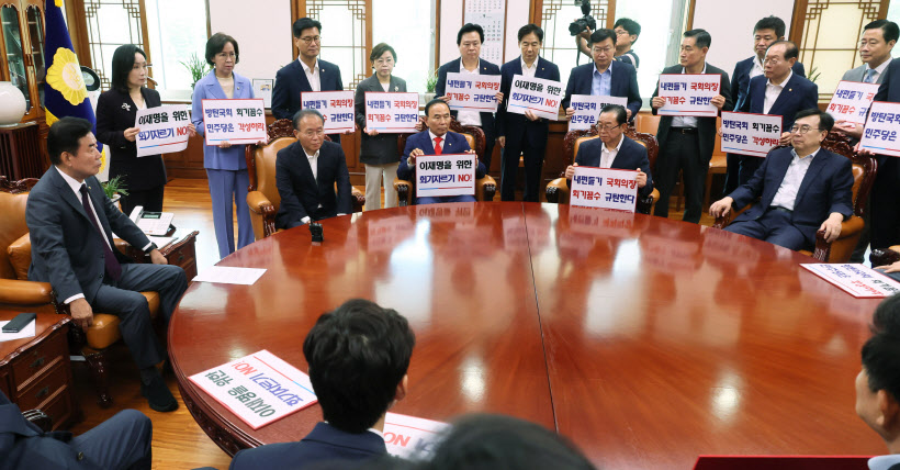 국회의장실 항의 방문한 국민의힘<YONHAP NO-3897>