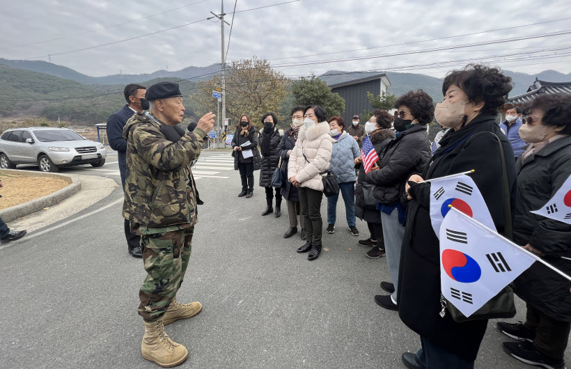 3. 배대균 마산방어전투기념사업회 회장이 지난해 12월 마산방어전투 전적지들 시민들과 답사하며 전사와