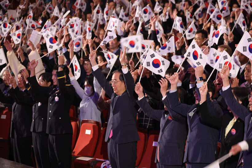 만세삼창 하는 한덕수 총리