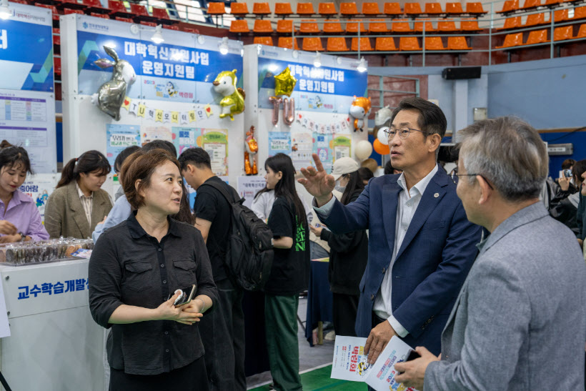 비교과 박람회장을 찾은 박건수 총장