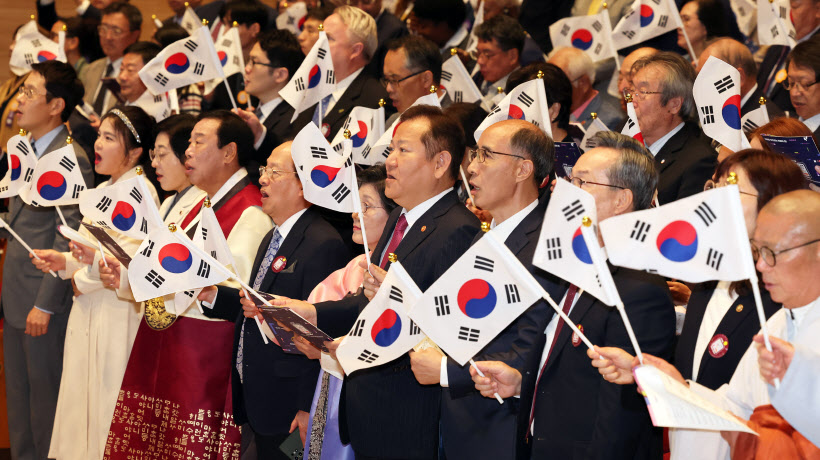 한글날 노래 부르는 이상민 장관과 참석자들<YONHAP NO-1786>