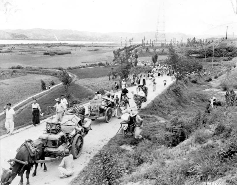 6.25전쟁 당시 북한군이 왜관 낙동강까지 밀려왔다는 소식에 대구 방향으로 피란가는 주민들. 경북도 제공