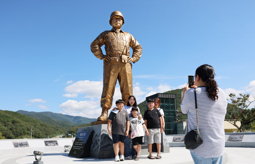 경북 칠곡군 다부동 전적기념관에 세워진 백선엽 장군 동상 앞에서 관람객들이 사진을 찍고 있다. 칠곡군