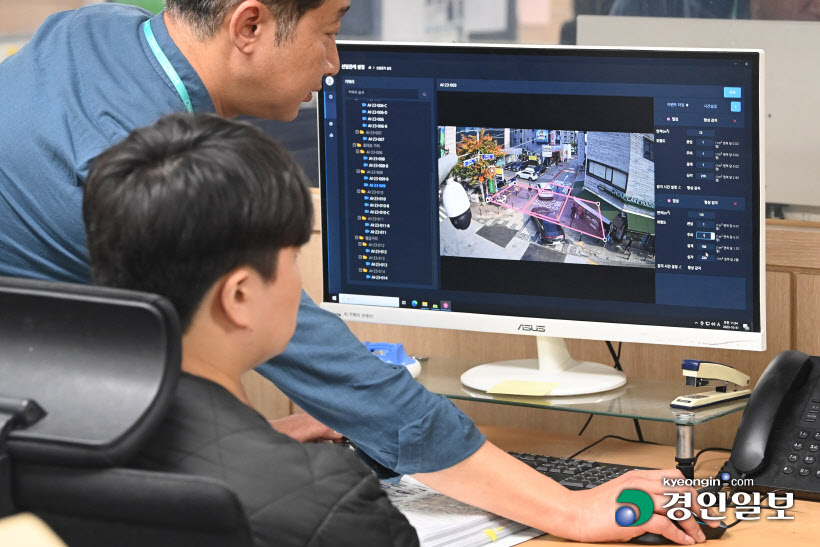 핼러윈 CCTV 점검하는 수원시청 직원 (6)