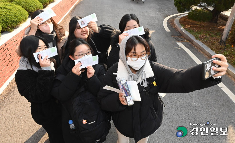 수험표 받는 효원고 수험생들 (12)