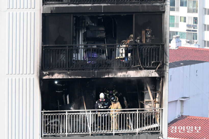 수원 영통구의 한 20층짜리 아파트 화재