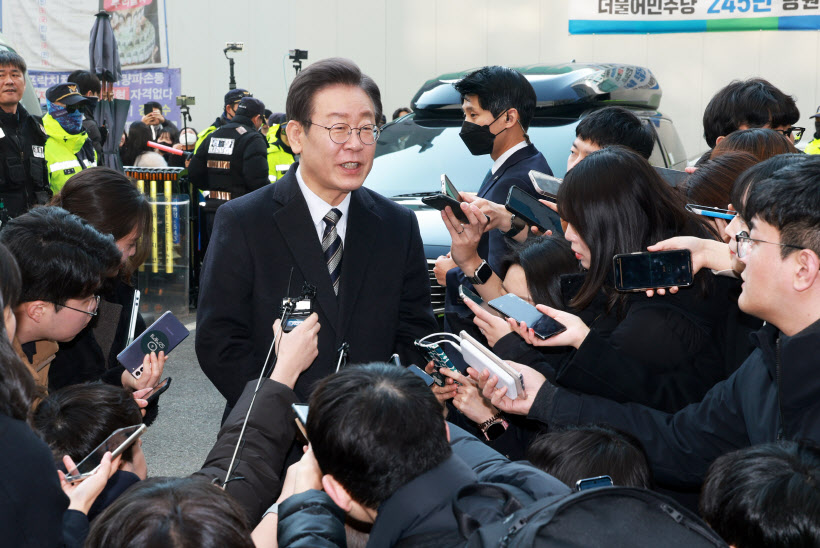 취재진 질문에 답하는 이재명 대표<YONHAP NO-2737>