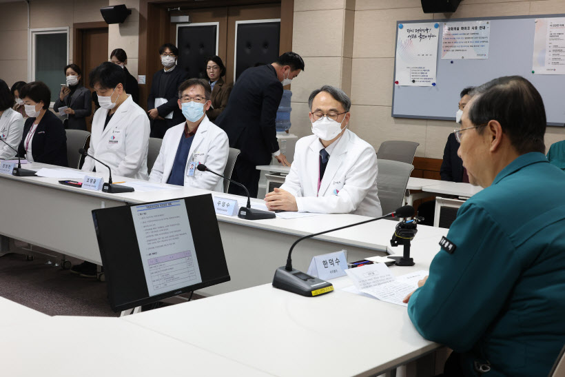 한덕수 총리, 의사 집단행동 대비 의료 현장 점검<YONHAP NO-3602>