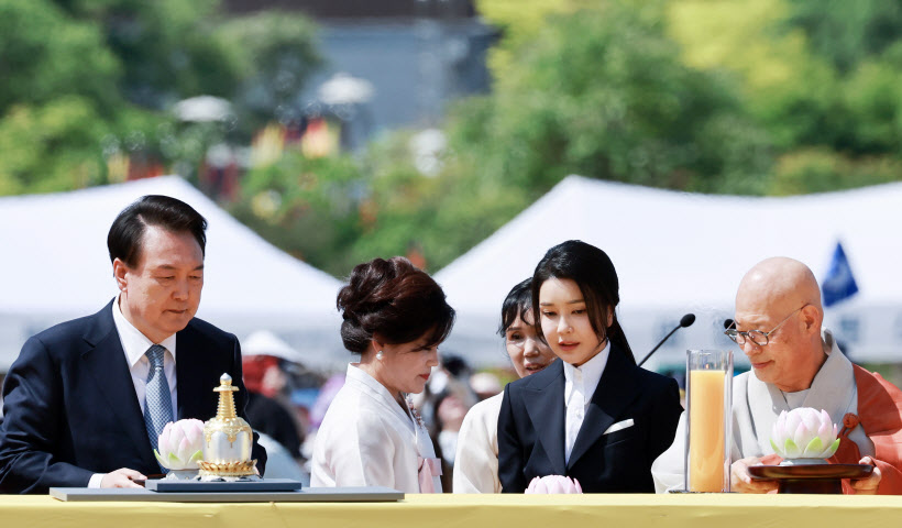 윤석열 대통령과 김건희 여사 헌등<YONHAP NO-3061>