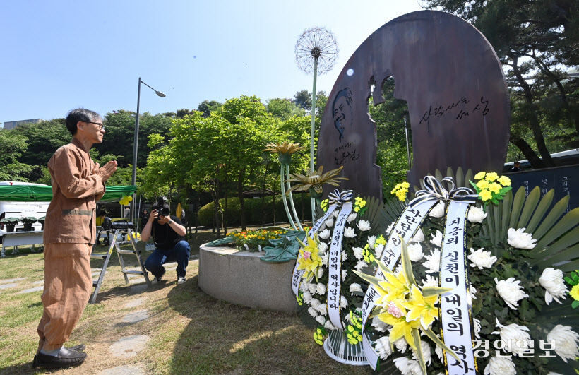 노무현 전 대통령 서거 15주기 헌화 (11)