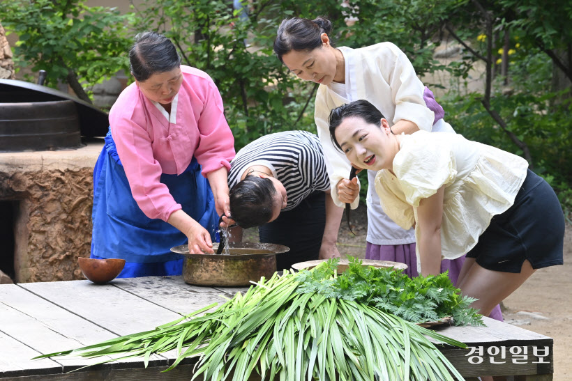 단오 창포물 머리감기 (7)