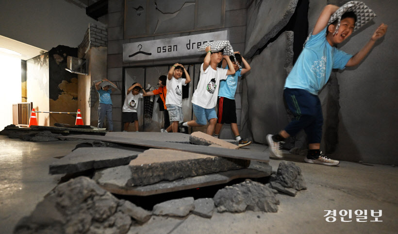 [포토] 지진발생시 대피요령 배우는 학생들