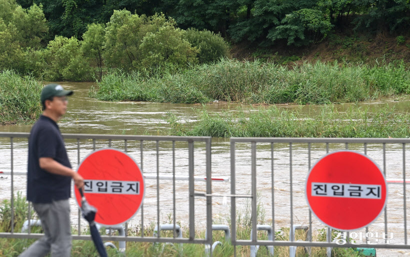 호우주의보 오산천 잠수교 통제 (4)