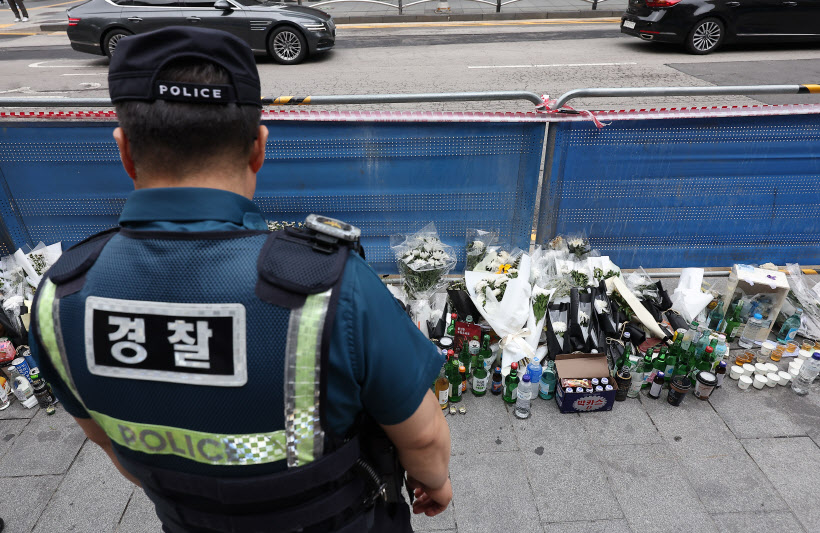 '시청역 역주행 사고' 추모공간 조롱 표현 메시지 수거 나선 경찰