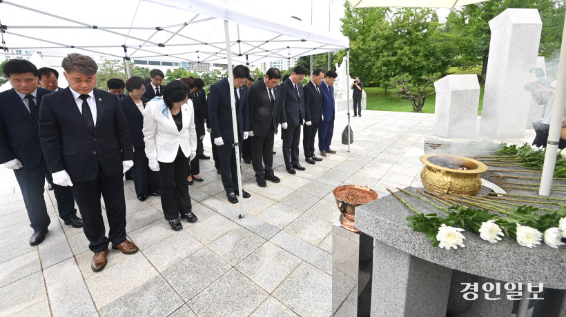 제11대 경기도의회 의장단 헌화 참배 (11)