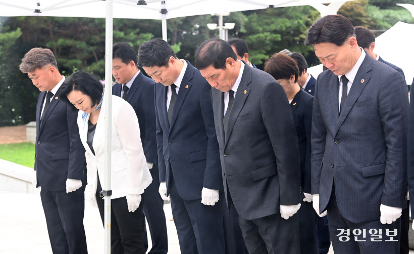 제11대 경기도의회 의장단 헌화 참배 (4)