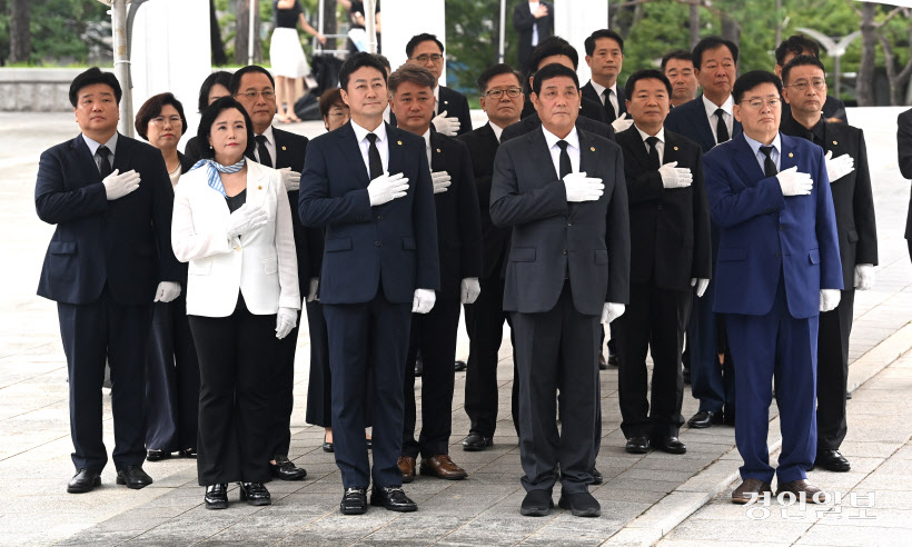 제11대 경기도의회 의장단 헌화 참배 (2)