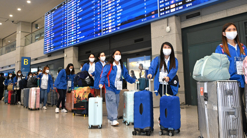 필리핀 가사관리사 인천공항 입국<YONHAP NO-4595>