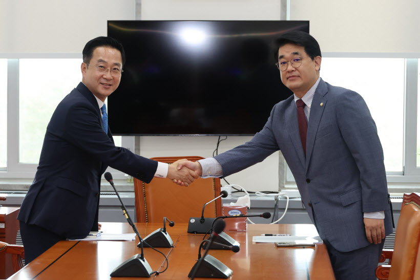 국민의힘 배준영(오른쪽)·더불어민주당 박성준 원내수석부대표가 8일 오전 국회에서 여야정 민생 협의체(협의기구) 구성과 관련해 실무 협의를 하기에 앞서 악수하고 있다. 2024.8.8 /연합뉴스